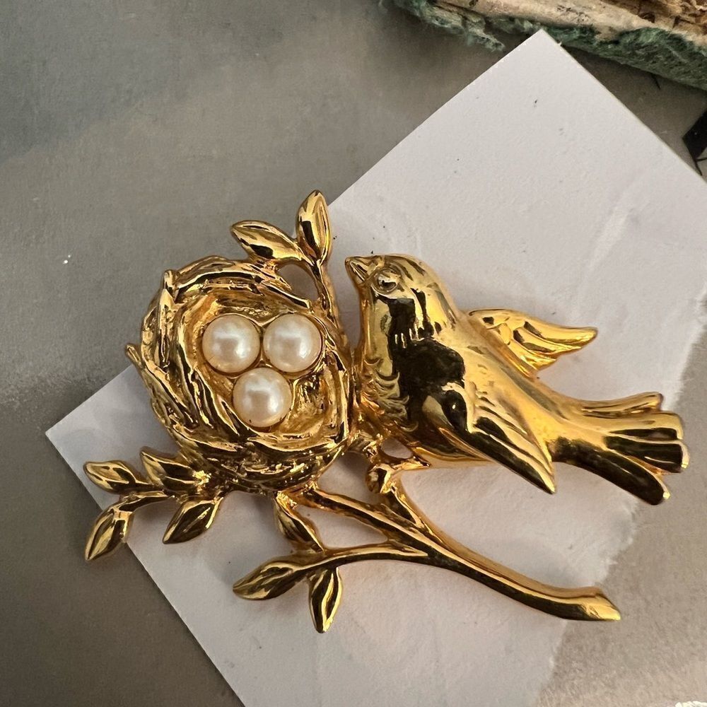 Vintage Gold Tone song bird on nest branch w faux pearl eggs.